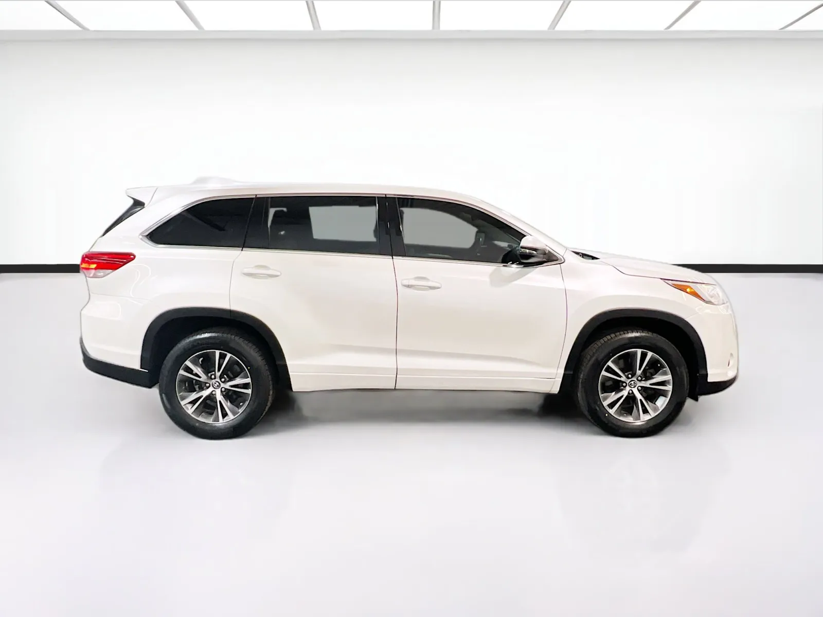 2017 Toyota Highlander LE - Photo 23