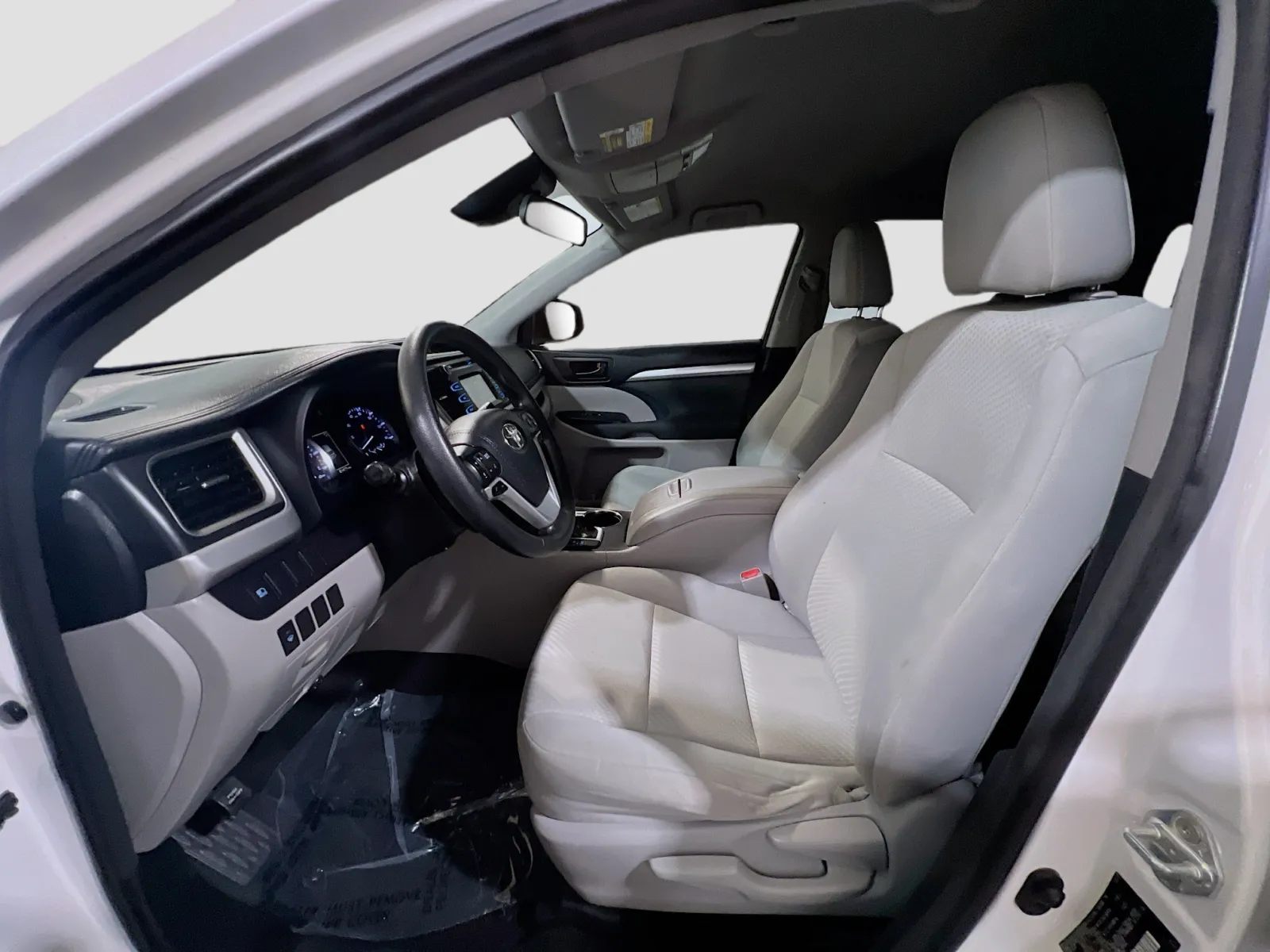 2017 Toyota Highlander LE - Photo 14