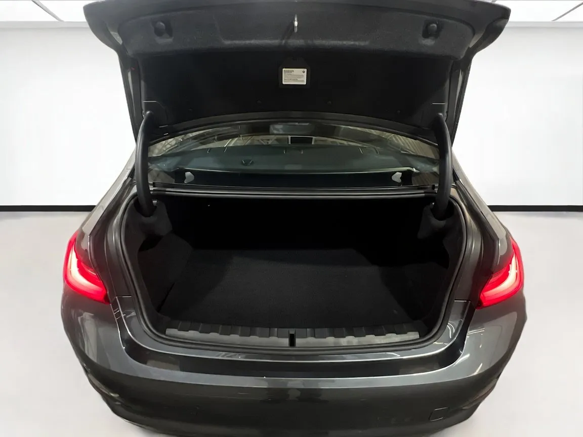 2022 BMW 3 Series 330e - Photo 20