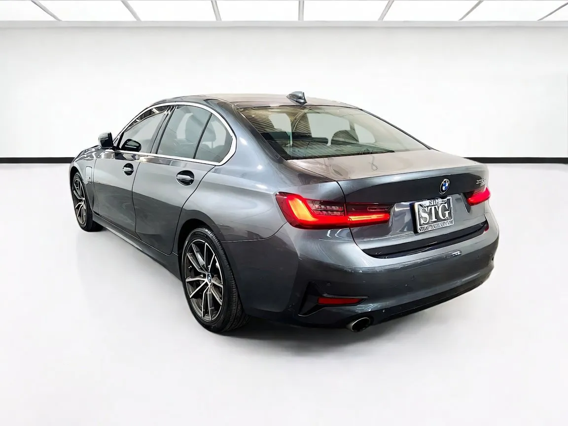 2022 BMW 3 Series 330e - Photo 6