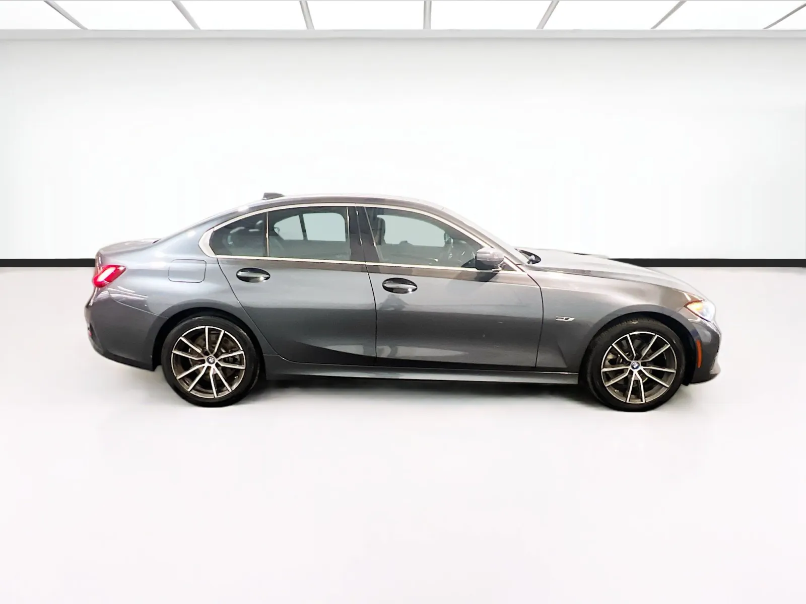 2022 BMW 3 Series 330e - Photo 25