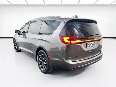 More photos of 2023 Chrysler Pacifica Limited at STG Chandler, AZ