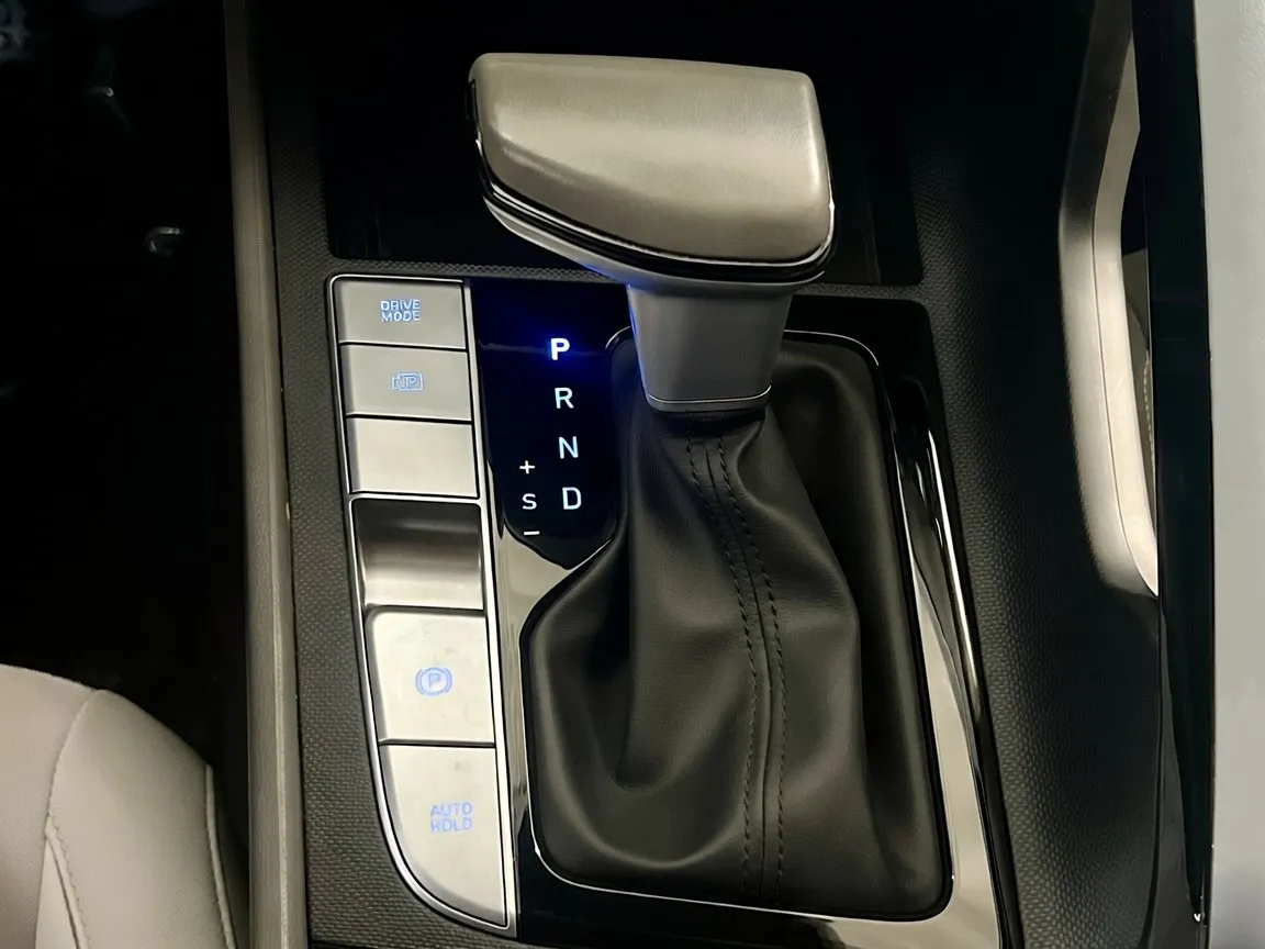 Hyundai Elantra photo 13