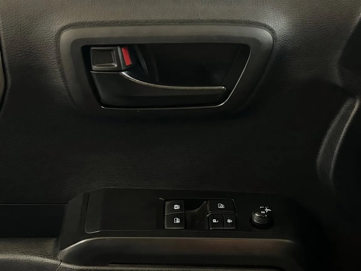 Toyota Tacoma photo 13
