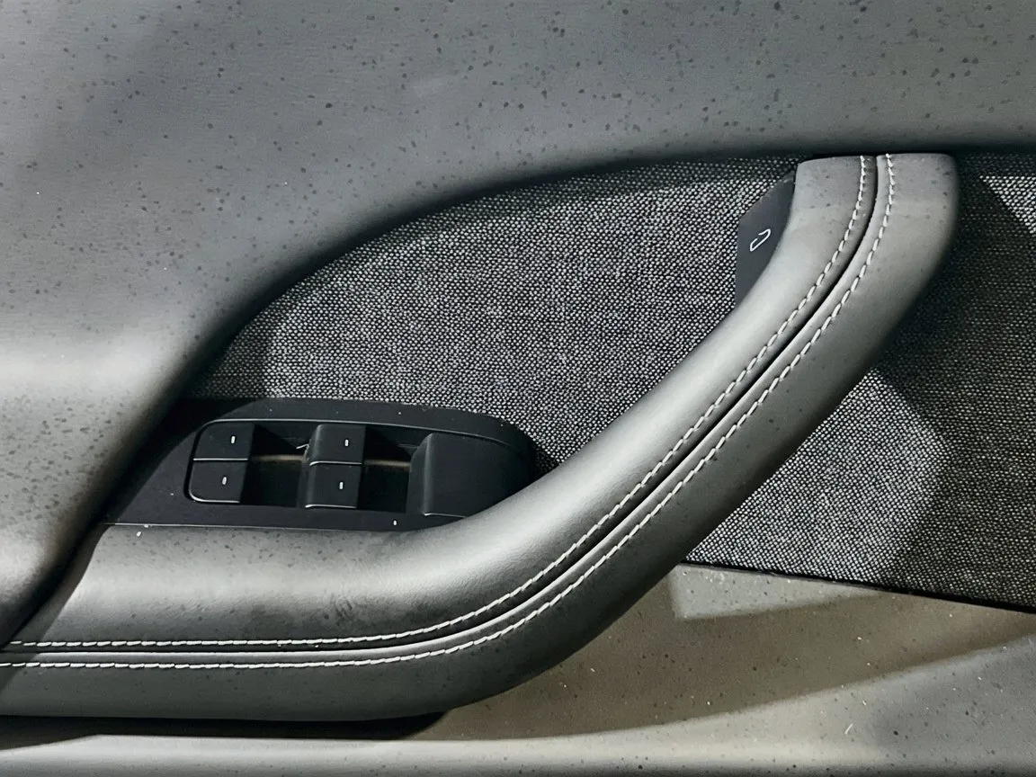 2025 Tesla Model X Long Range - Photo 14