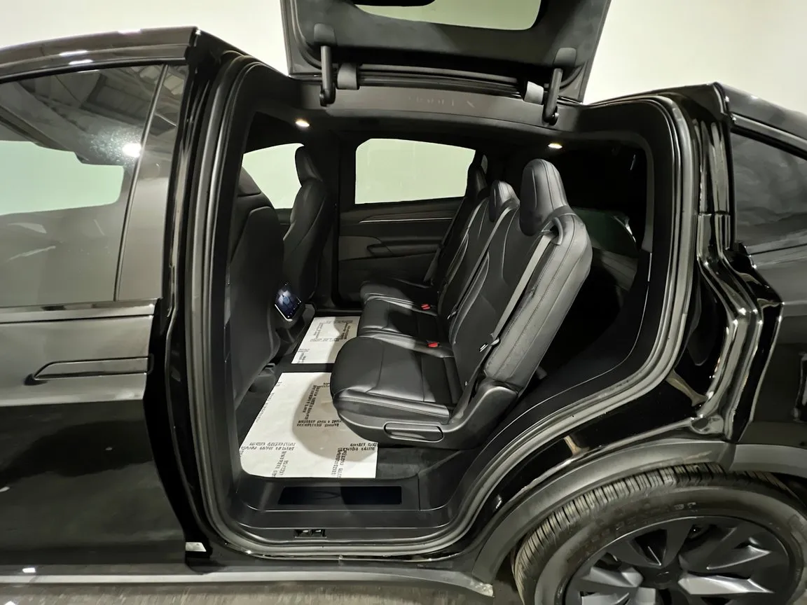 2025 Tesla Model X Long Range - Photo 17