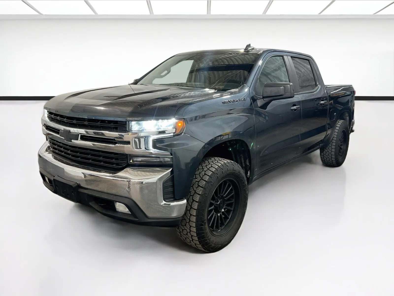 Gray 2020 Chevrolet Silverado 1500 LT for sale in Chandler, AZ