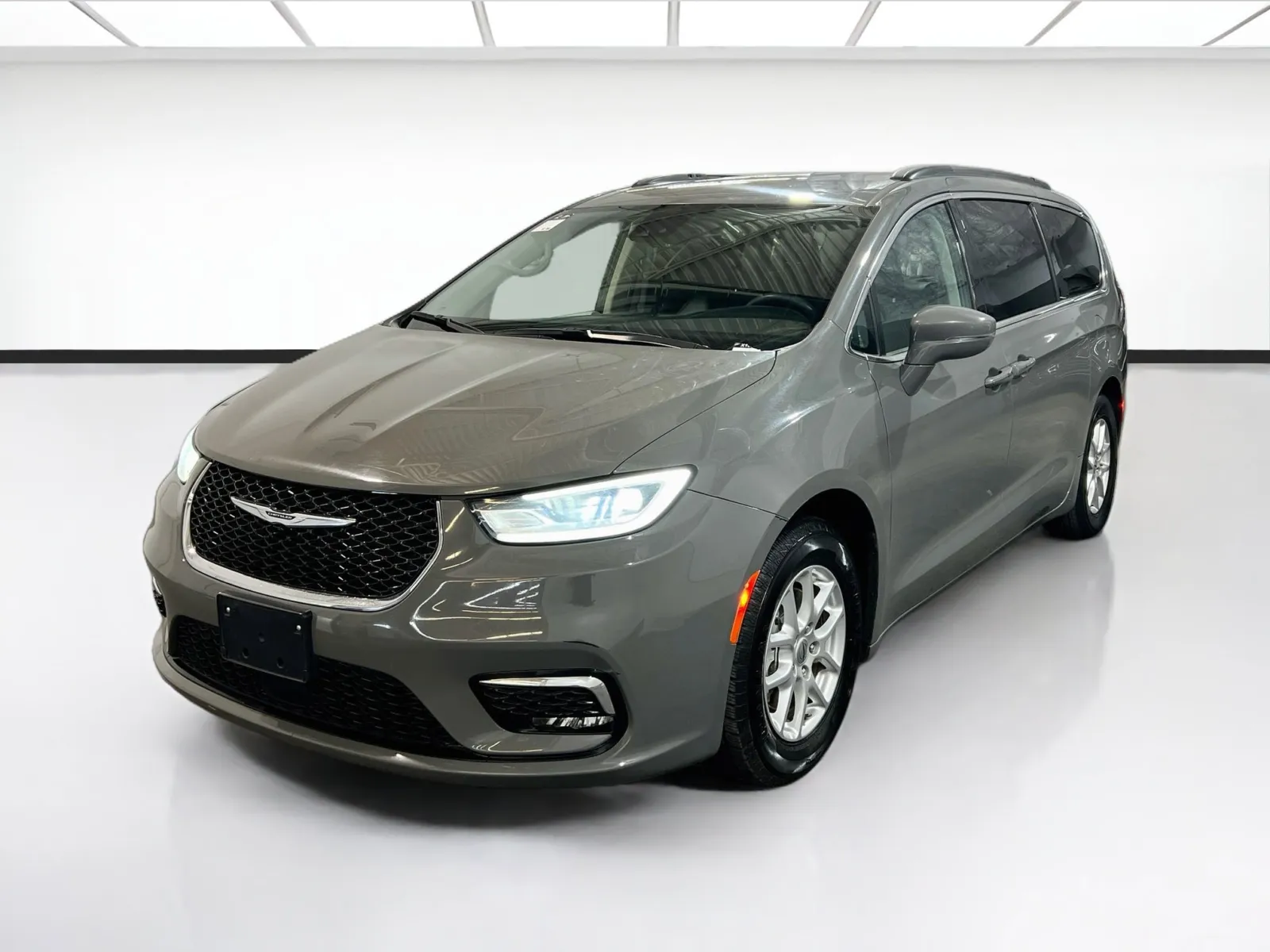 Gray 2022 Chrysler Pacifica Touring L for sale in Chandler, AZ