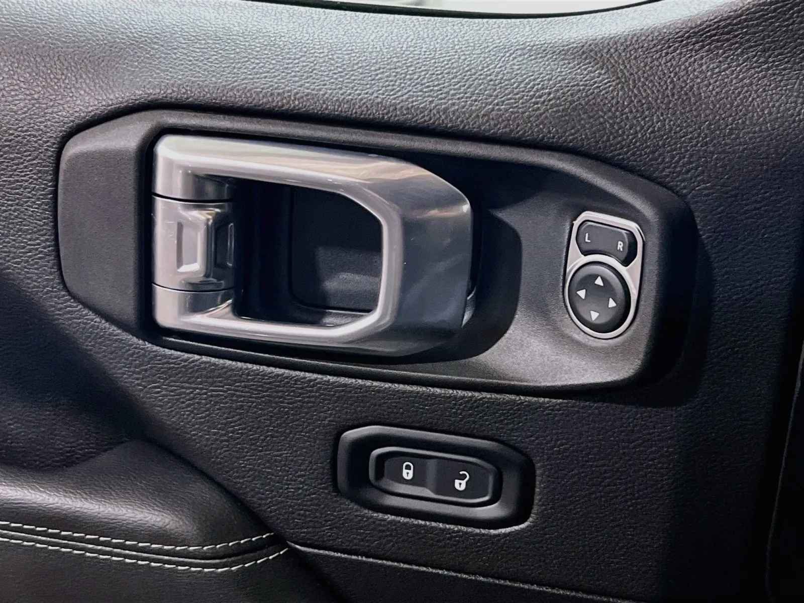 2022 Jeep Wrangler Unlimited Sahara 4XE - Photo 13