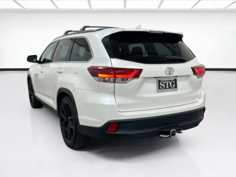 More photos of 2019 Toyota Highlander SE at STG Chandler, AZ
