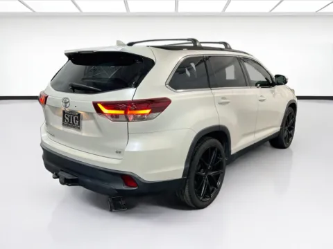 More photos of 2019 Toyota Highlander SE at STG Chandler, AZ
