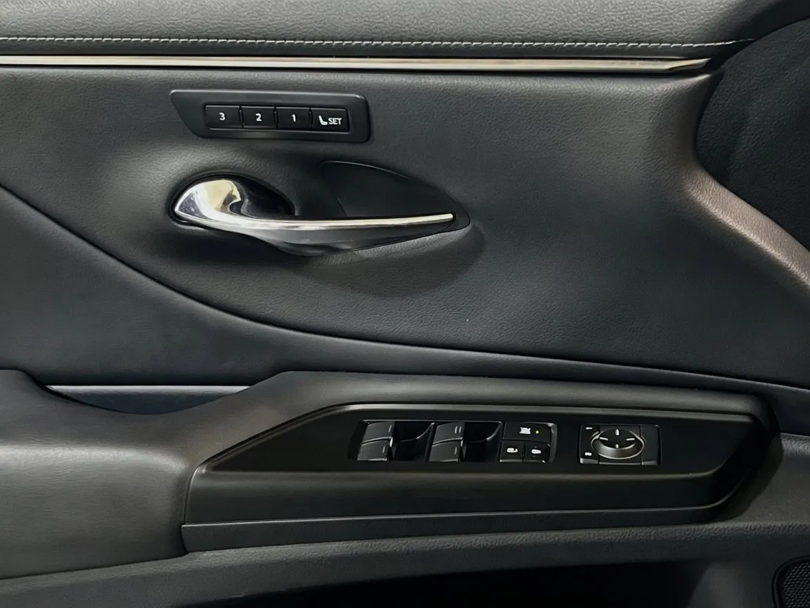 2019 Lexus ES 350 - Photo 14