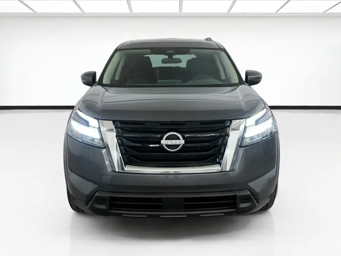 Nissan Pathfinder photo 2
