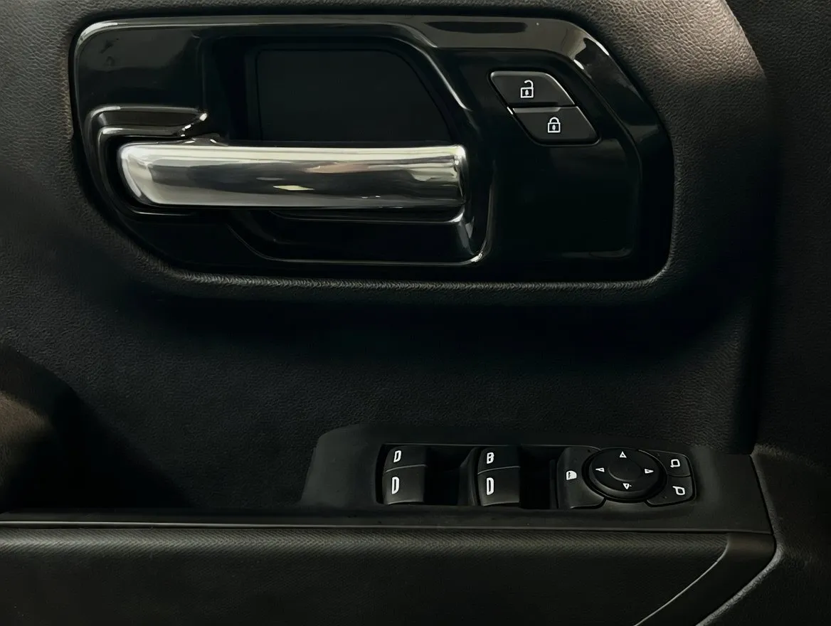 Chevrolet Silverado photo 13