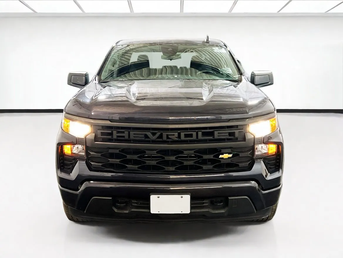 Chevrolet Silverado photo 2