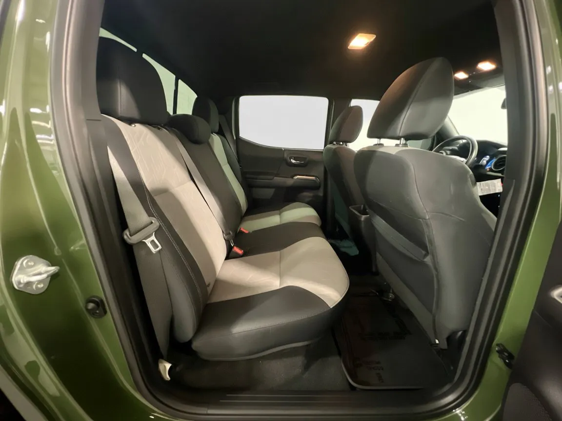 Toyota Tacoma photo 18