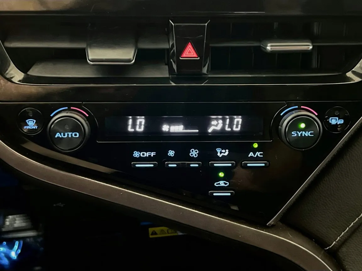 Toyota Camry photo 11