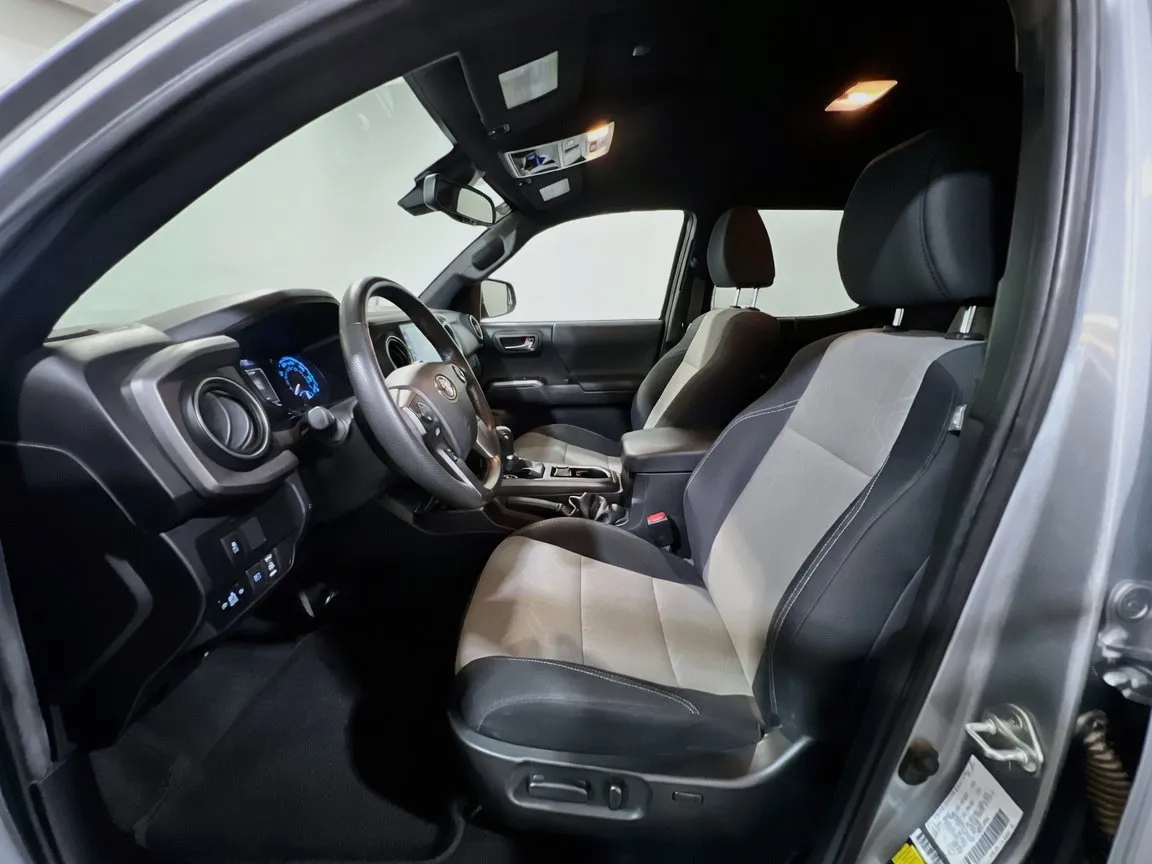 Toyota Tacoma photo 14