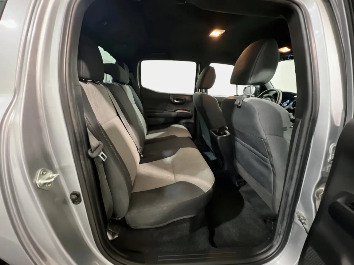 Toyota Tacoma photo 17