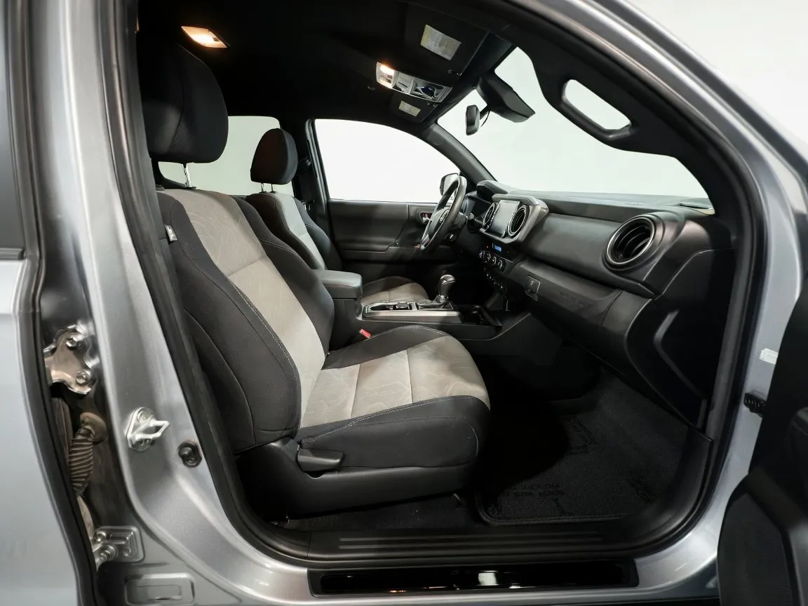 Toyota Tacoma photo 18