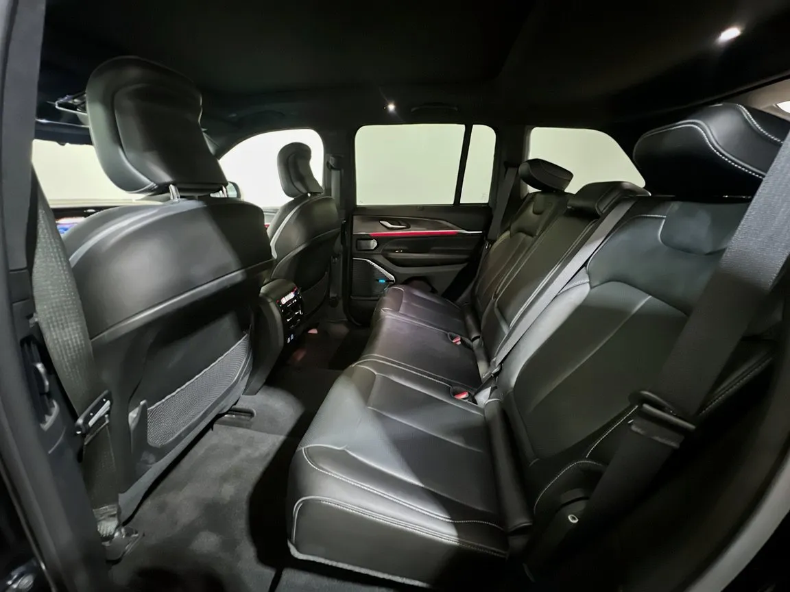 Jeep Grand Cherokee photo 19