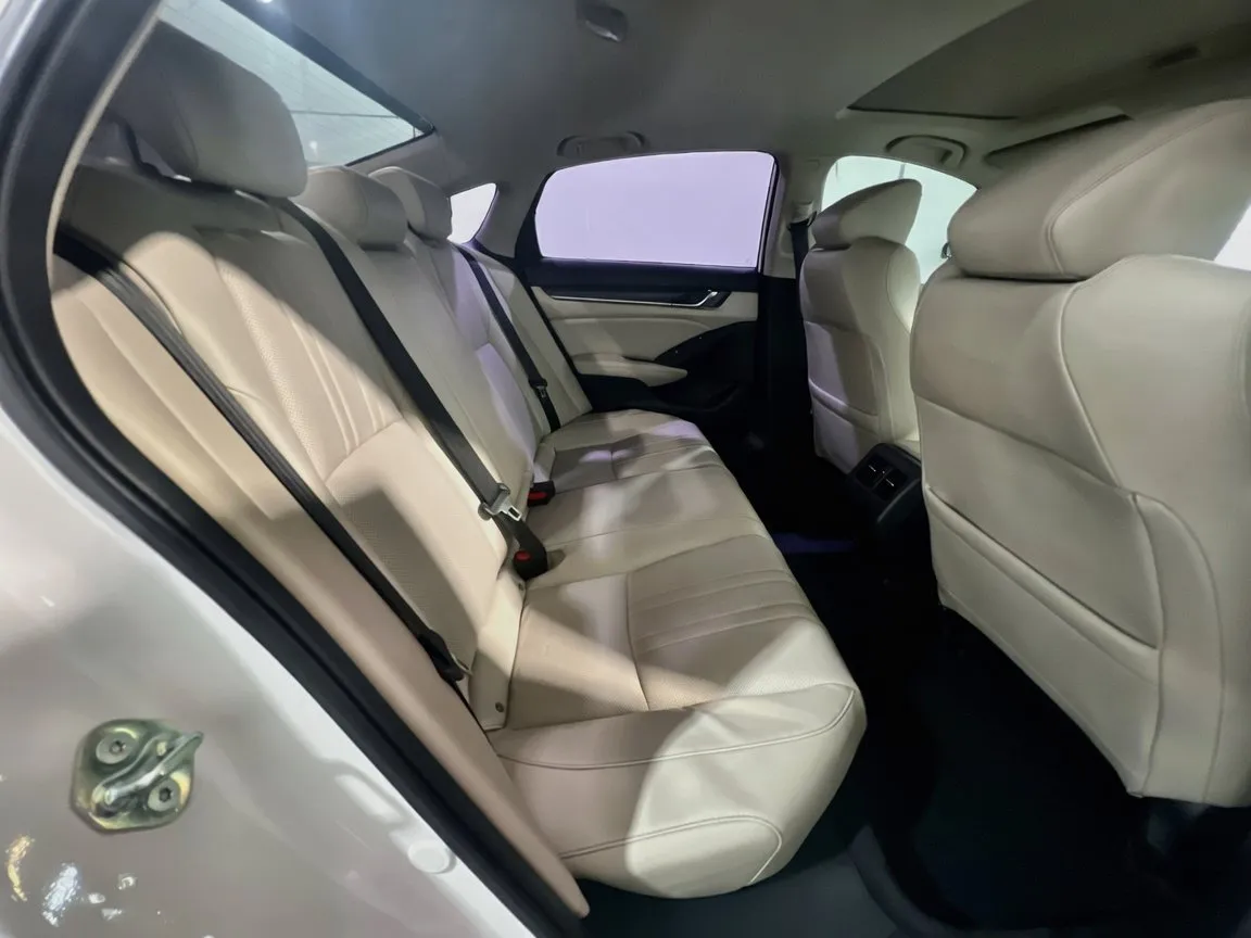 Honda Accord photo 21