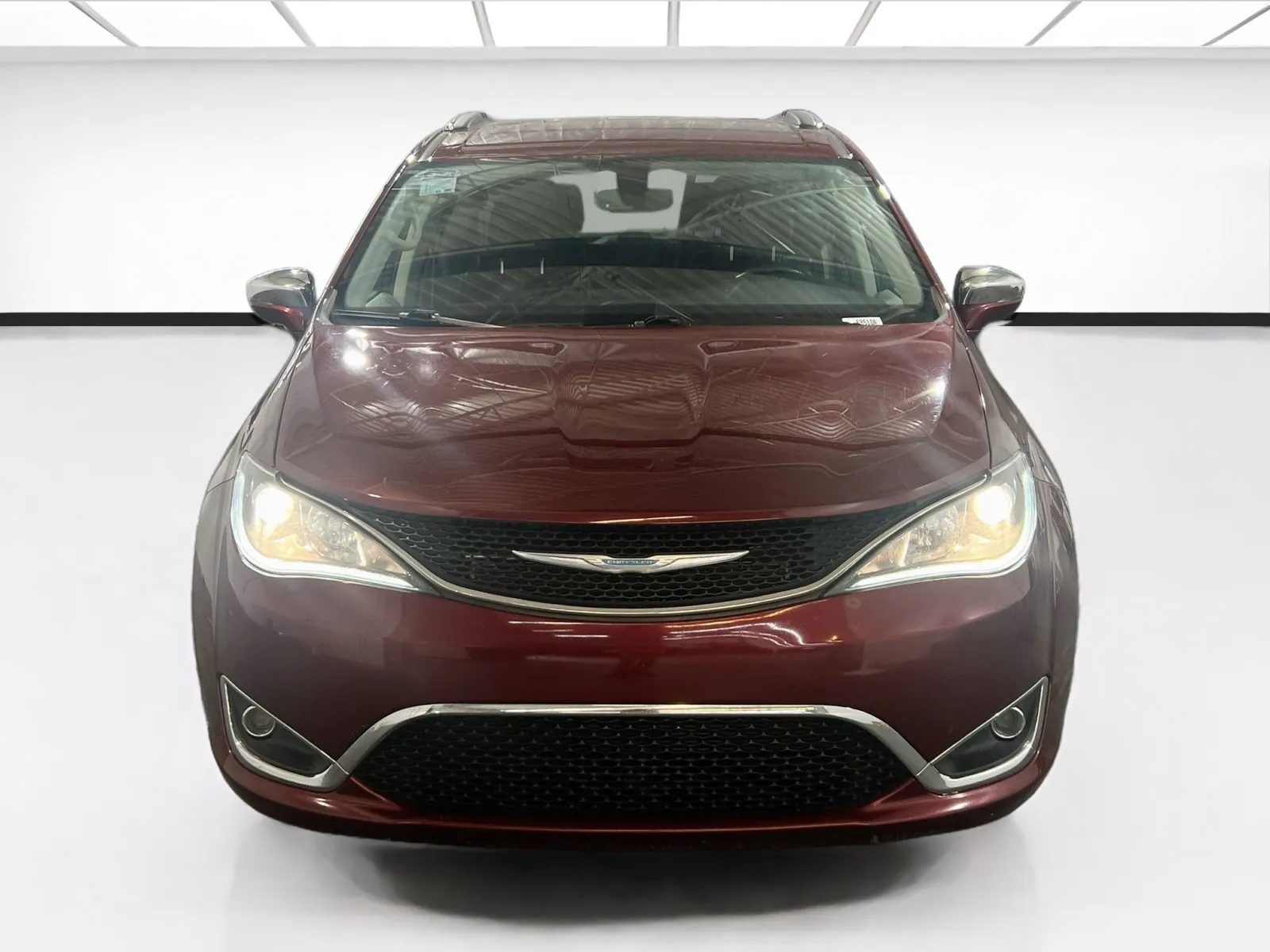 Chrysler Pacifica photo 2
