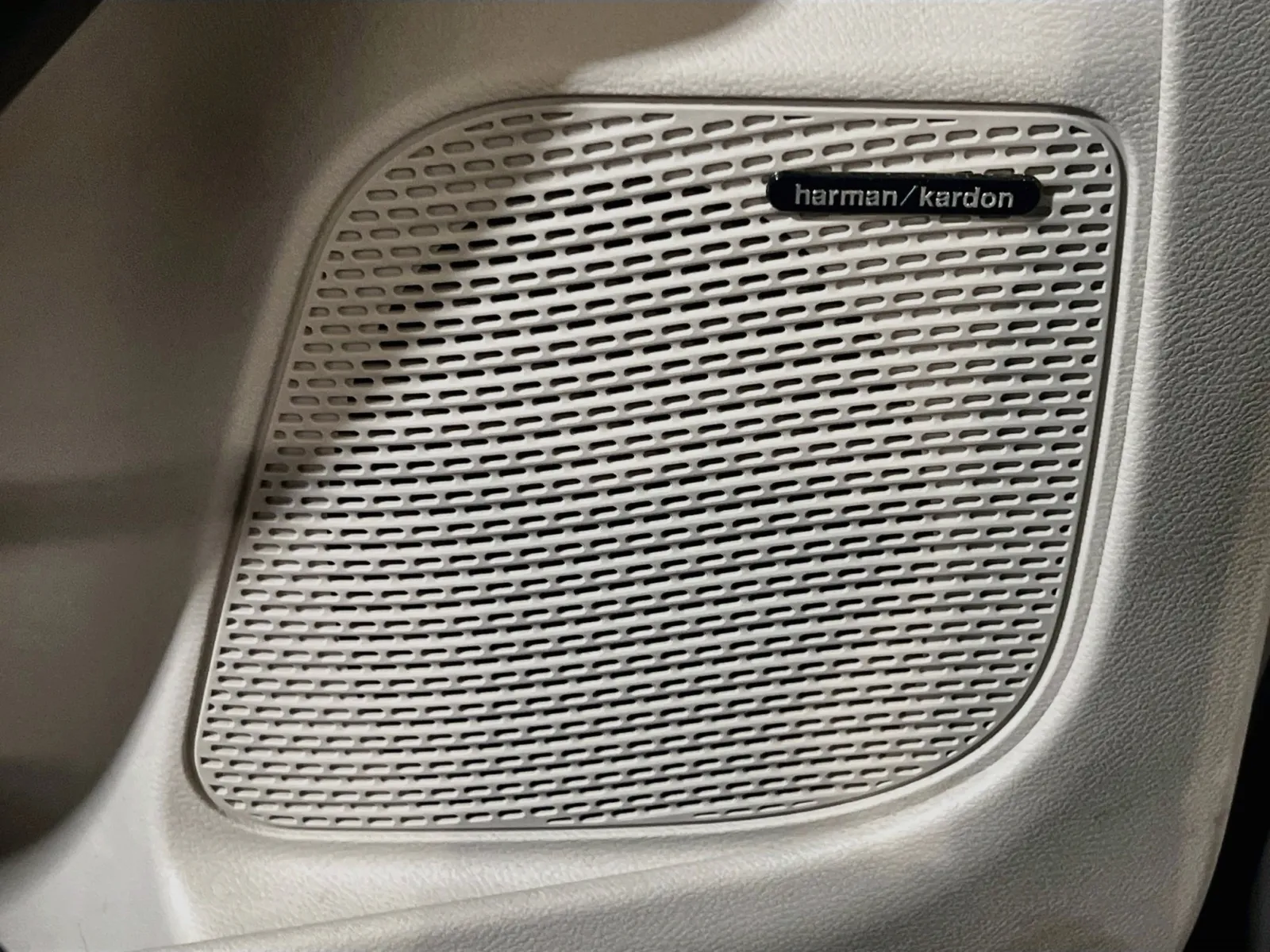Chrysler Pacifica photo 15