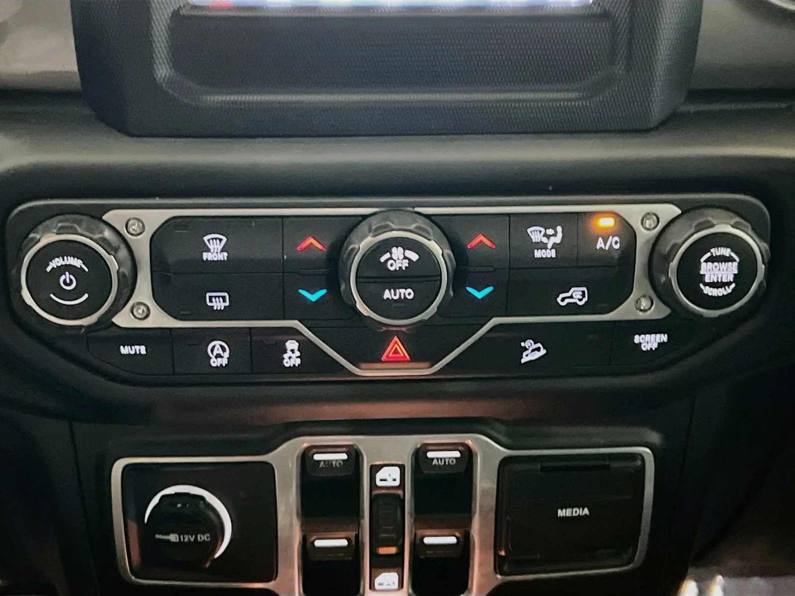 Jeep Wrangler photo 10