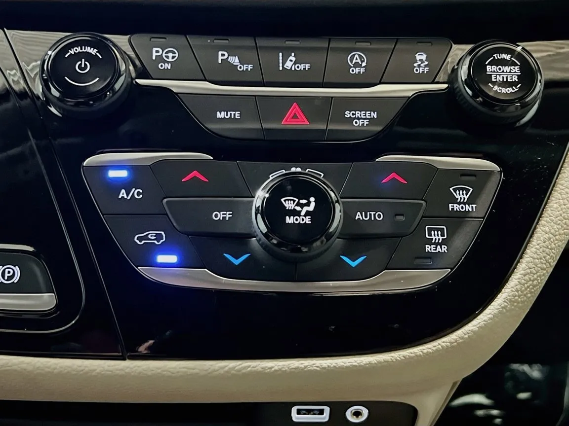 2020 Chrysler Pacifica Limited - Photo 12