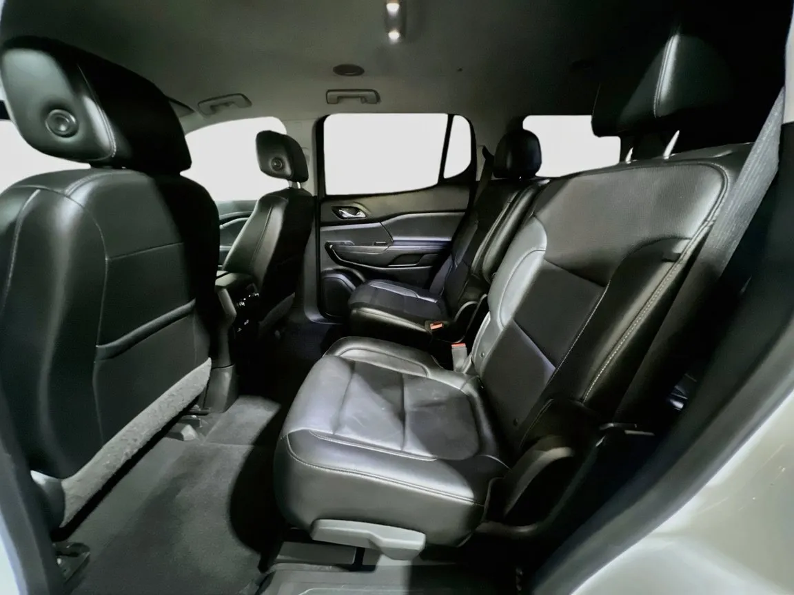 GMC Acadia photo 16