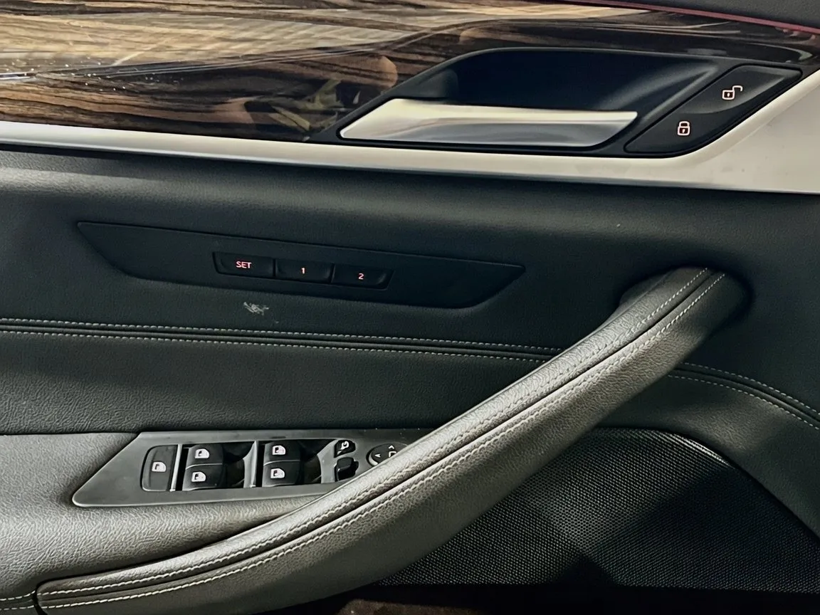 BMW 5 Series photo 14