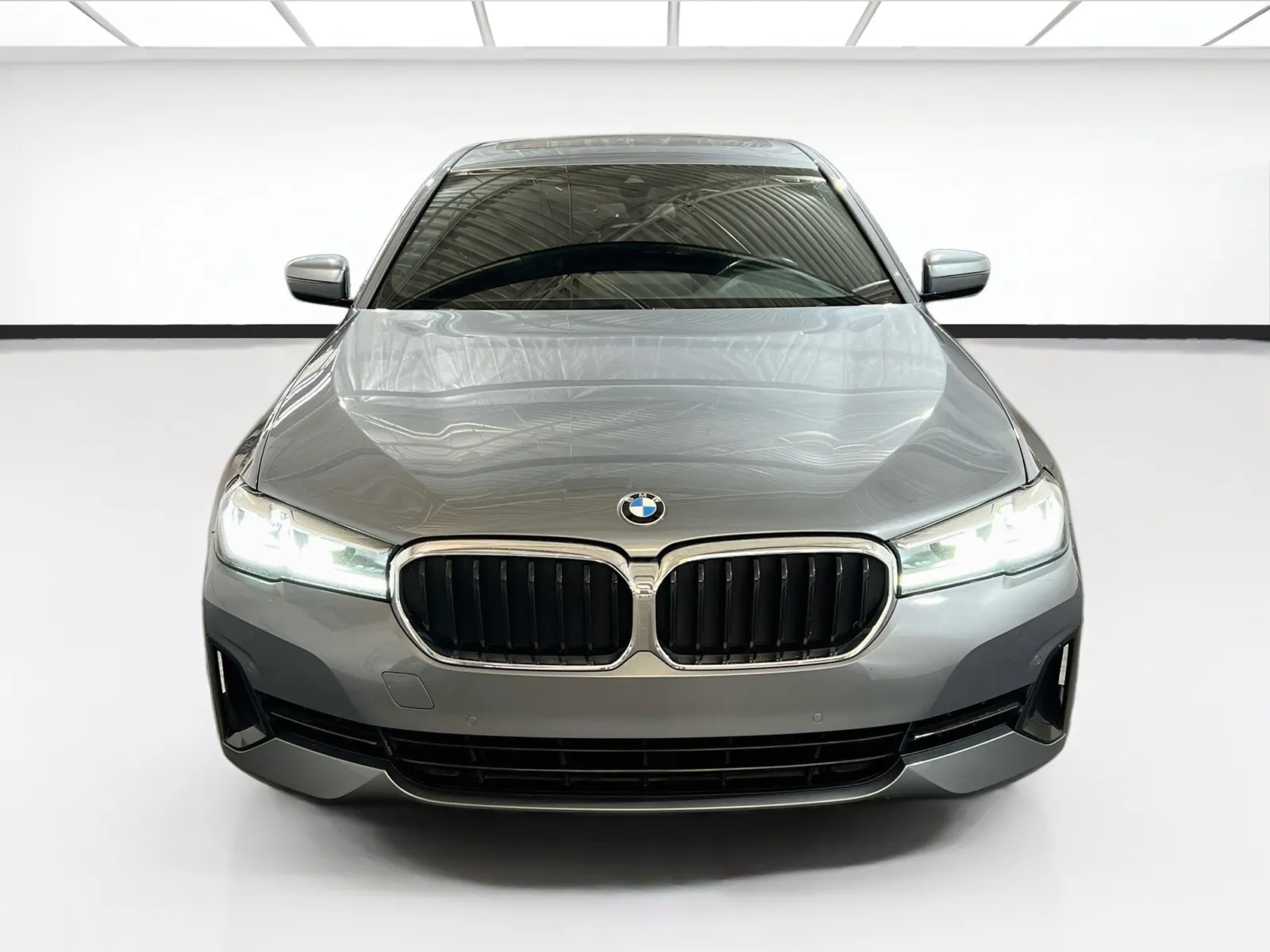 BMW 5 Series photo 2