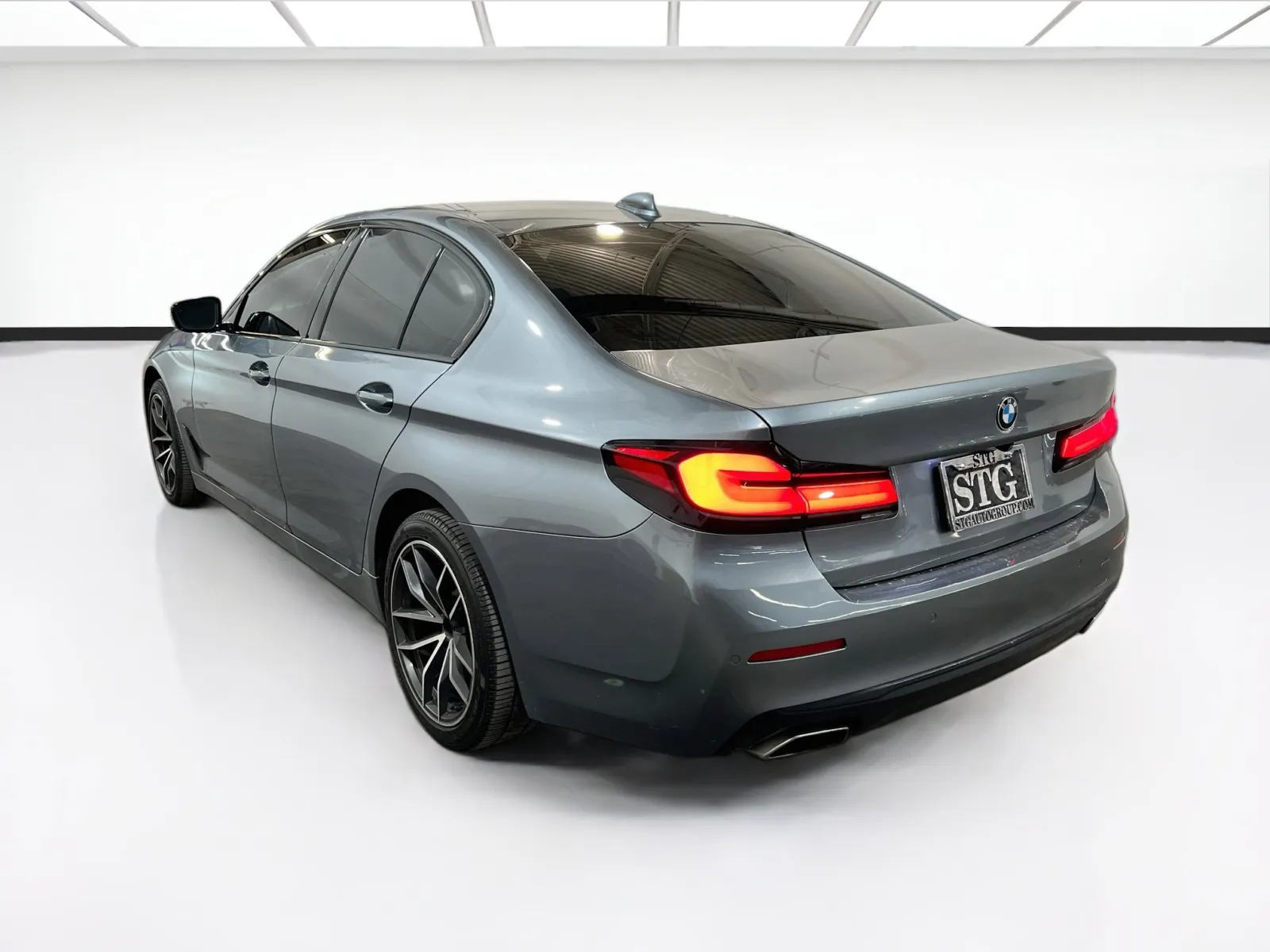 BMW 5 Series photo 6