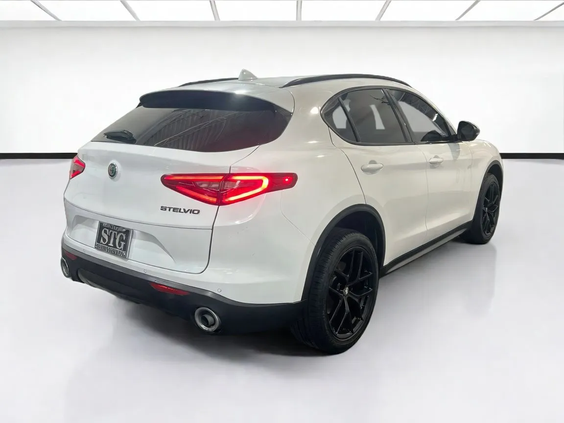 Alfa Romeo Stelvio photo 4