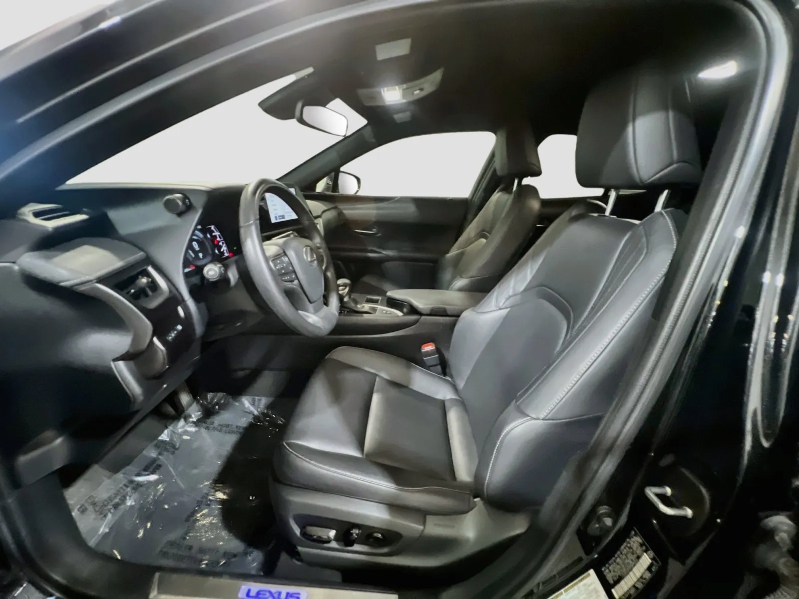 Lexus UX photo 14