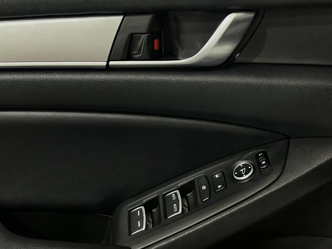 Honda Accord photo 13