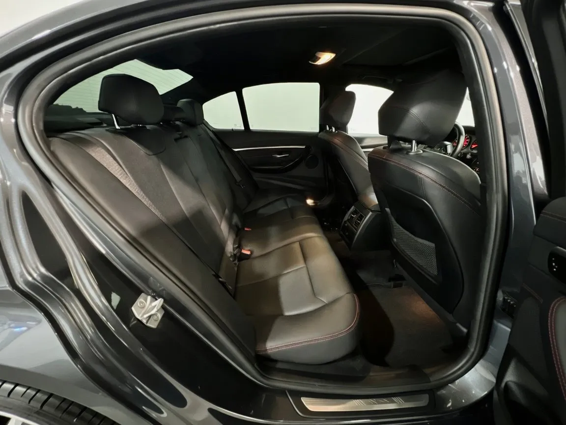 BMW 3 Series photo 21
