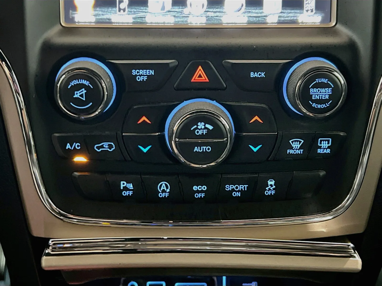 Jeep Grand Cherokee photo 11