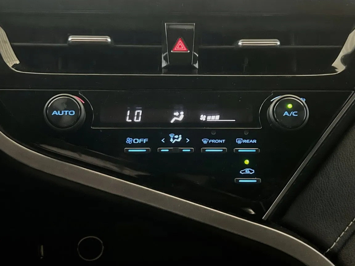 Toyota Camry photo 11