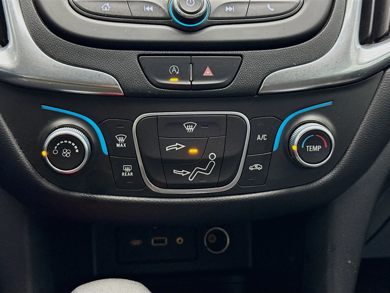 2022 Chevrolet Equinox LT photo 2