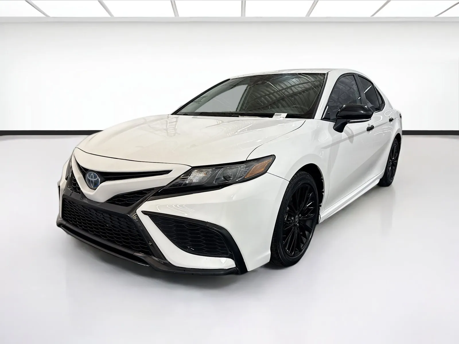 White 2022 Toyota Camry Hybrid SE for sale in Chandler, AZ