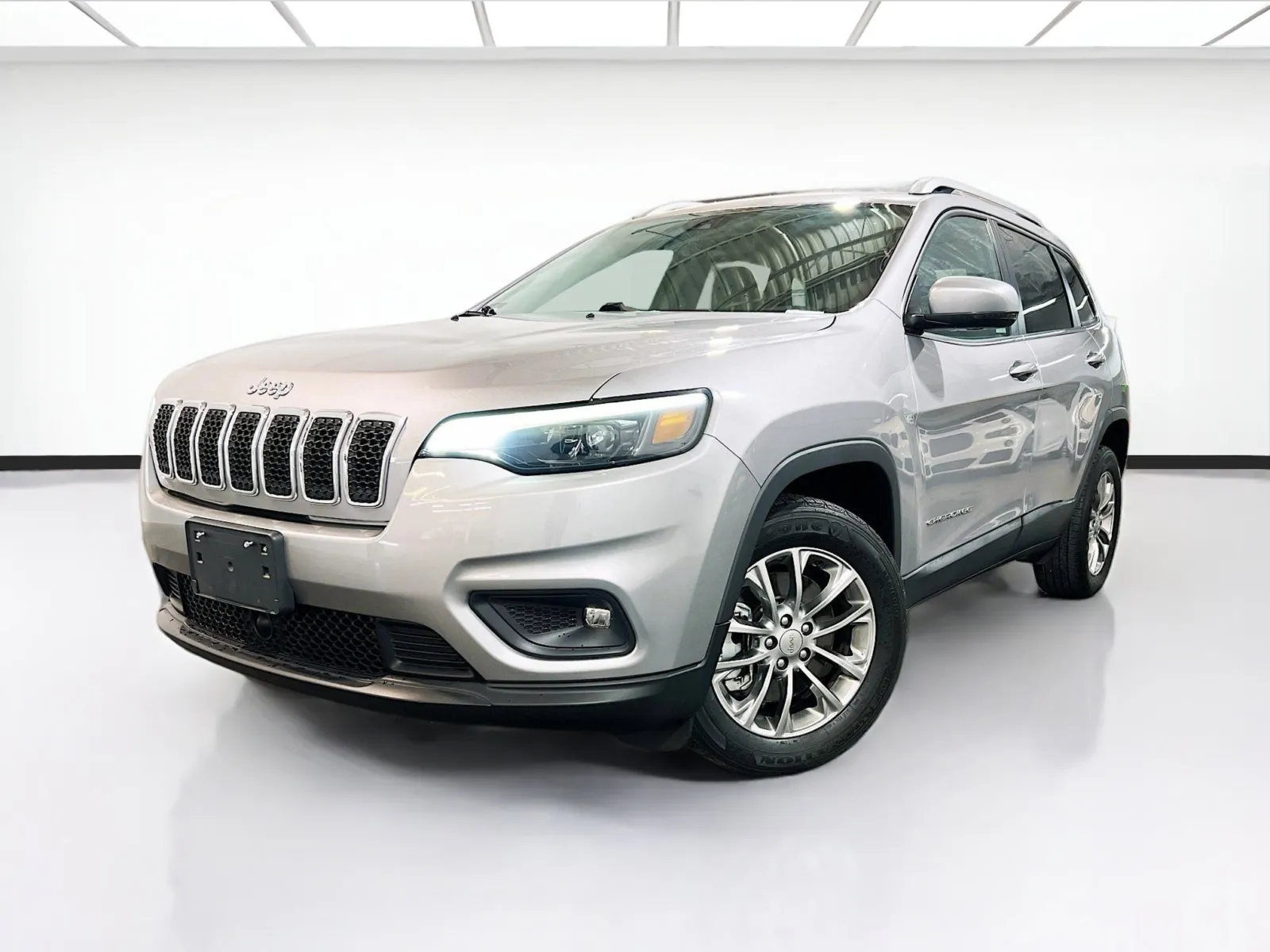 Silver 2021 Jeep Cherokee Latitude Lux for sale in Chandler, AZ