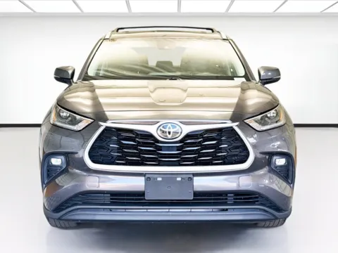 Photos of 2021 Toyota Highlander XLE for sale in Chandler, AZ at STG Chandler
