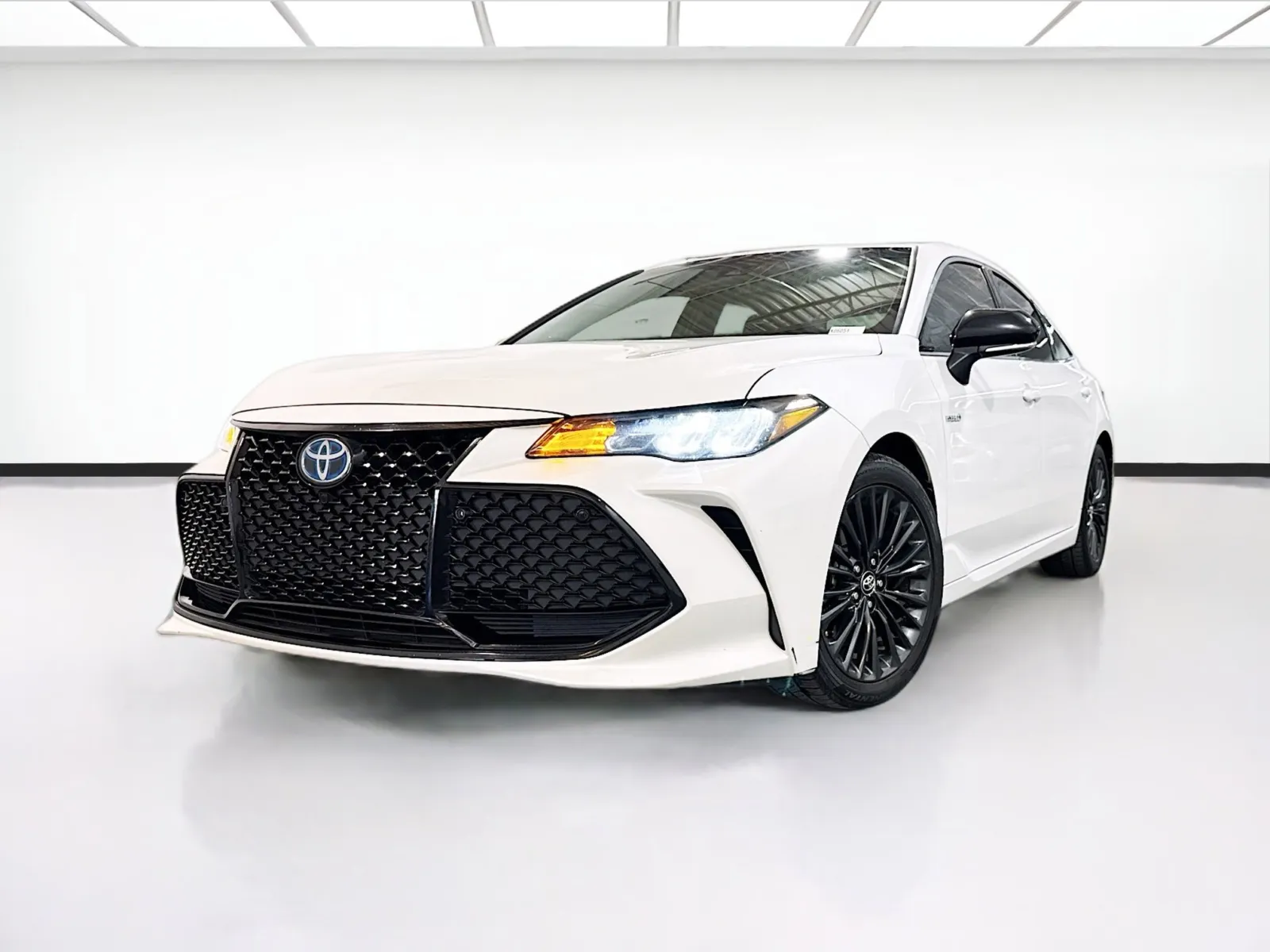 White 2019 Toyota Avalon Hybrid Limited for sale in Chandler, AZ