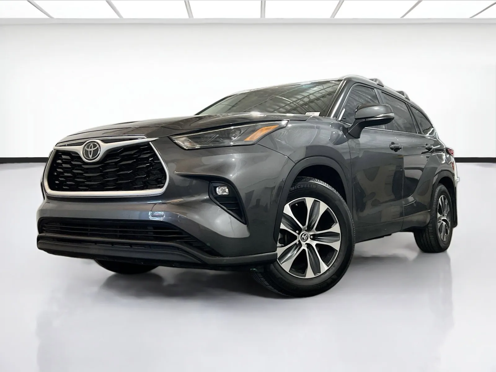 Gray 2023 Toyota Highlander XLE for sale in Chandler, AZ