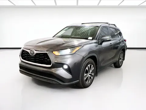 Gray 2023 Toyota Highlander XLE for sale in Chandler, AZ