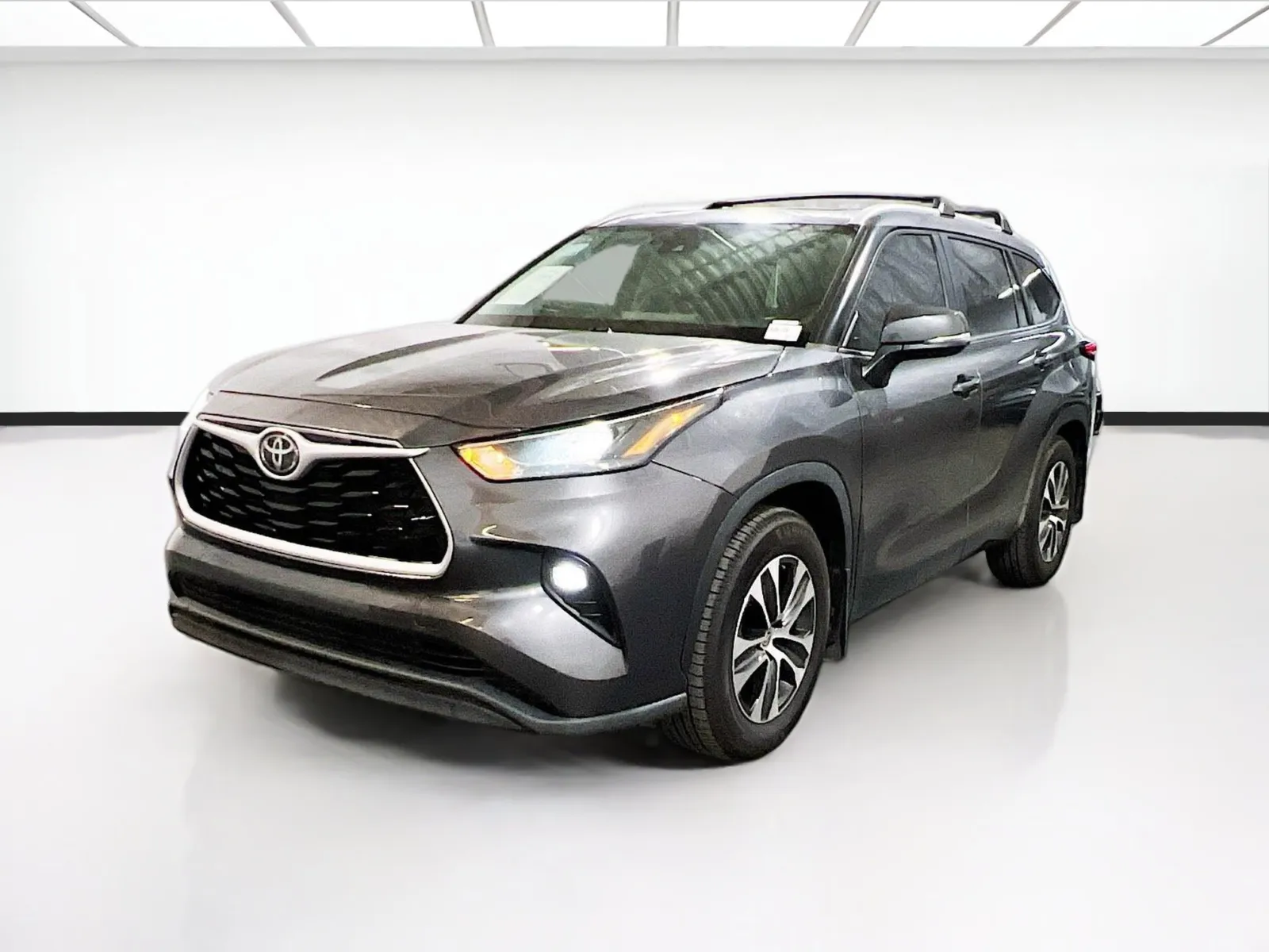 Gray 2023 Toyota Highlander XLE for sale in Chandler, AZ