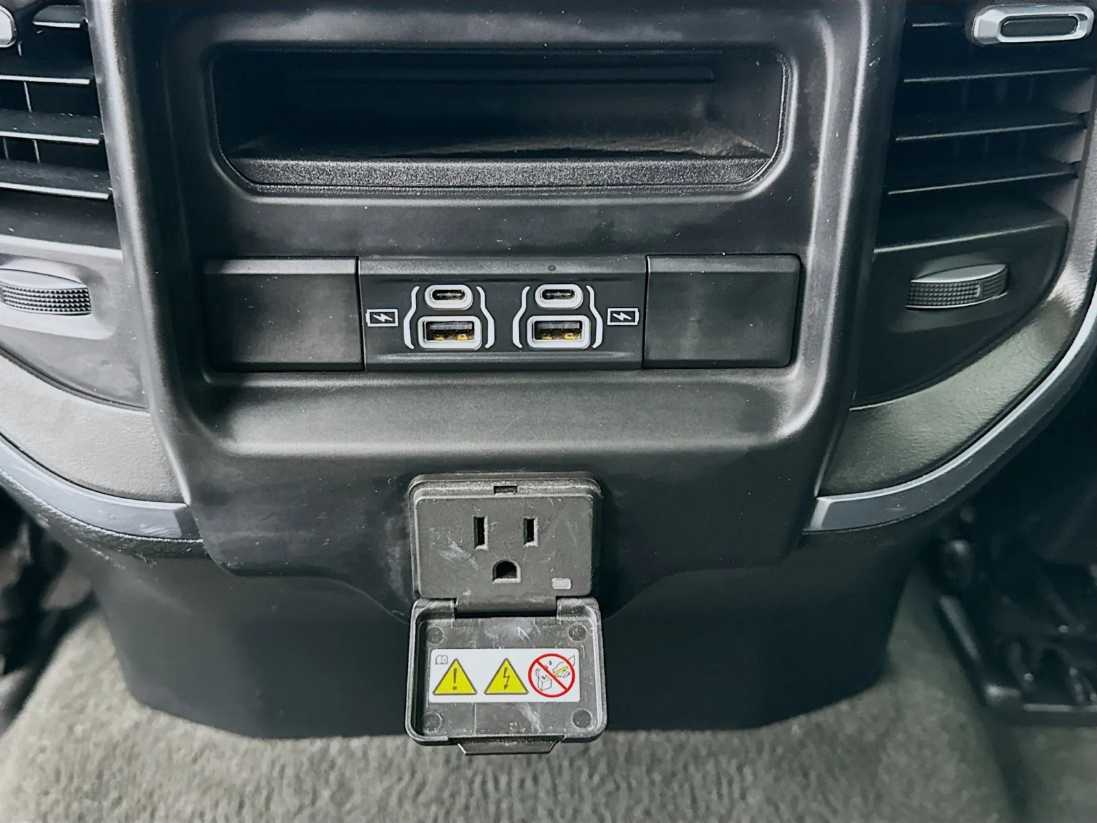 2024 RAM Ram 1500 Pickup Laramie - Photo 16