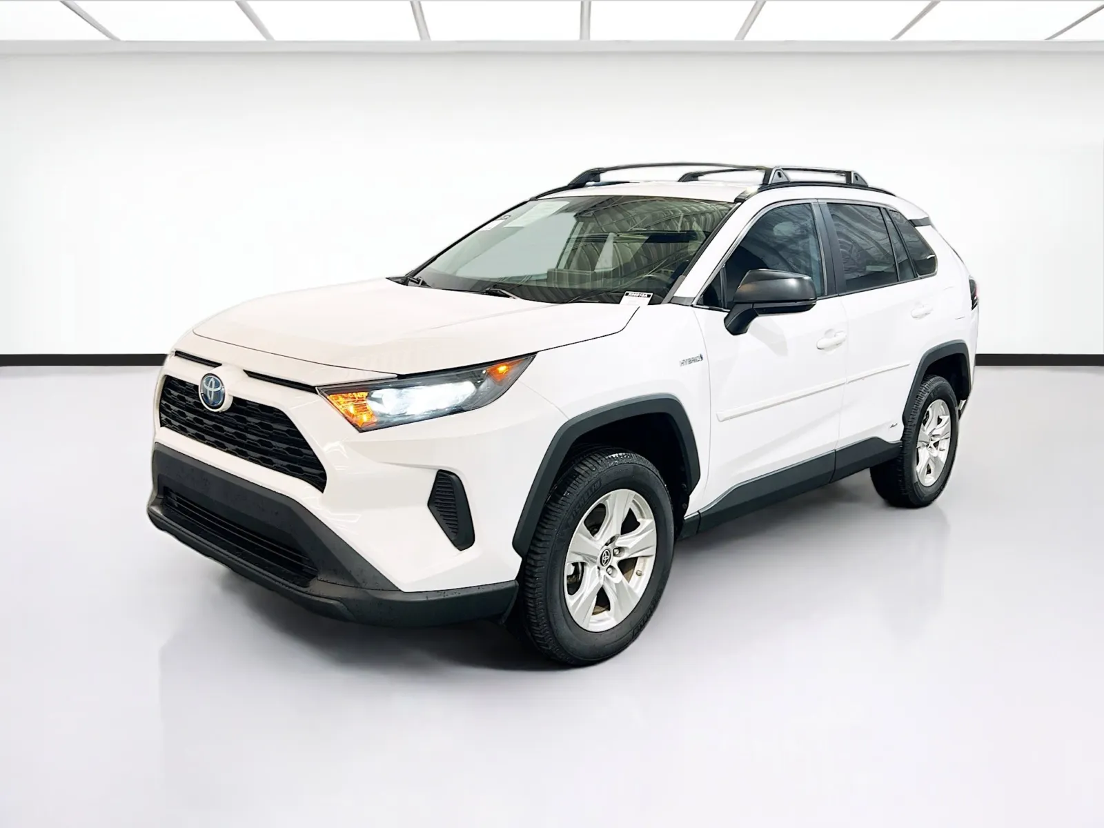White 2021 Toyota RAV4 Hybrid LE for sale in Chandler, AZ